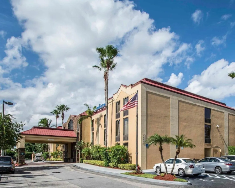 Comfort Inn & Suites Fl056 Hotel