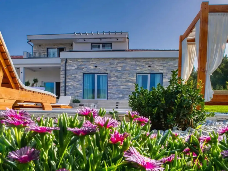 Villa With Private Pool and Garden