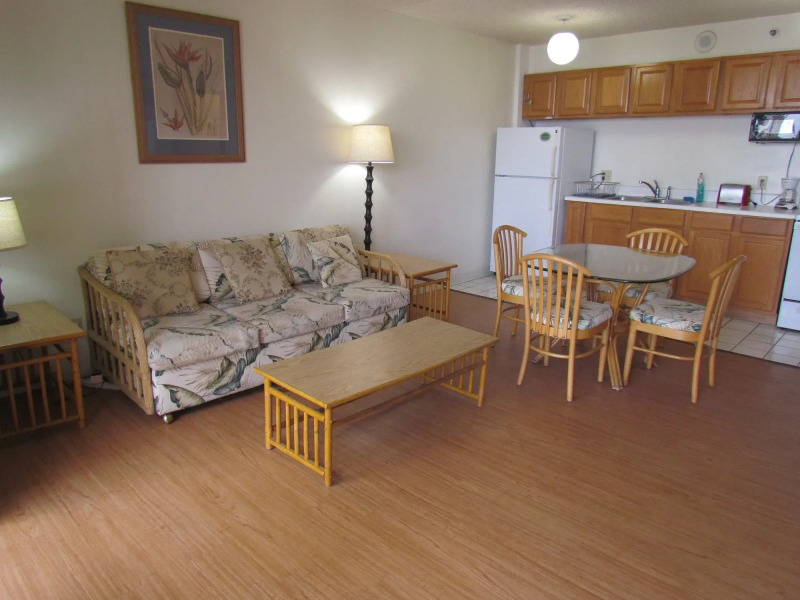 Waikiki Banyan - Walk to the Beach