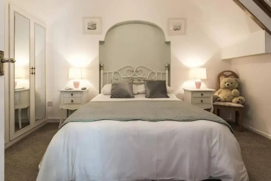 Beautiful apartment with private pool near Tenby