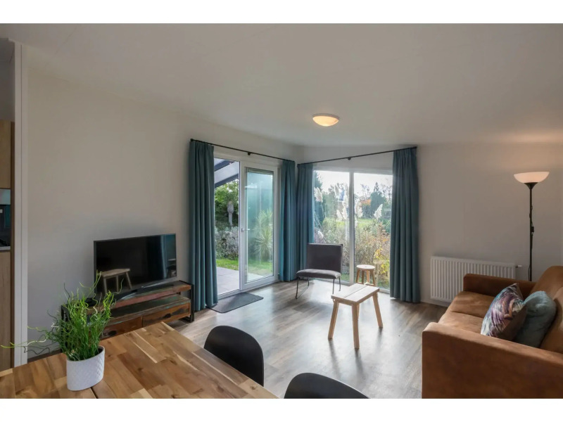 Chalet in Vrouwenpolder Near Banjaard Beach