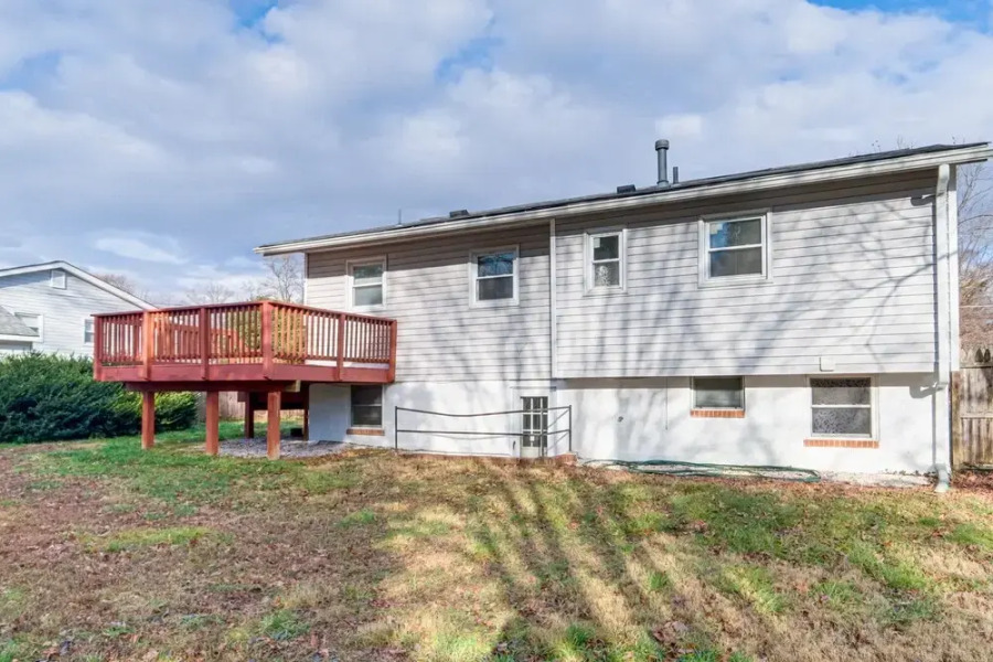 Backyard + Deck: Family-friendly Lorton Home!