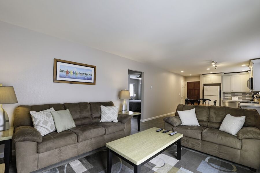 220 #7 Ocean View Ave 2 Bedroom Condo by Redawning