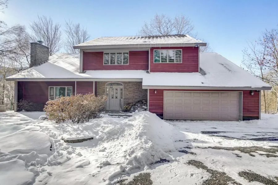 < 1 Mi to Hunter Mtn: Spacious Home w/ Hot Tub!