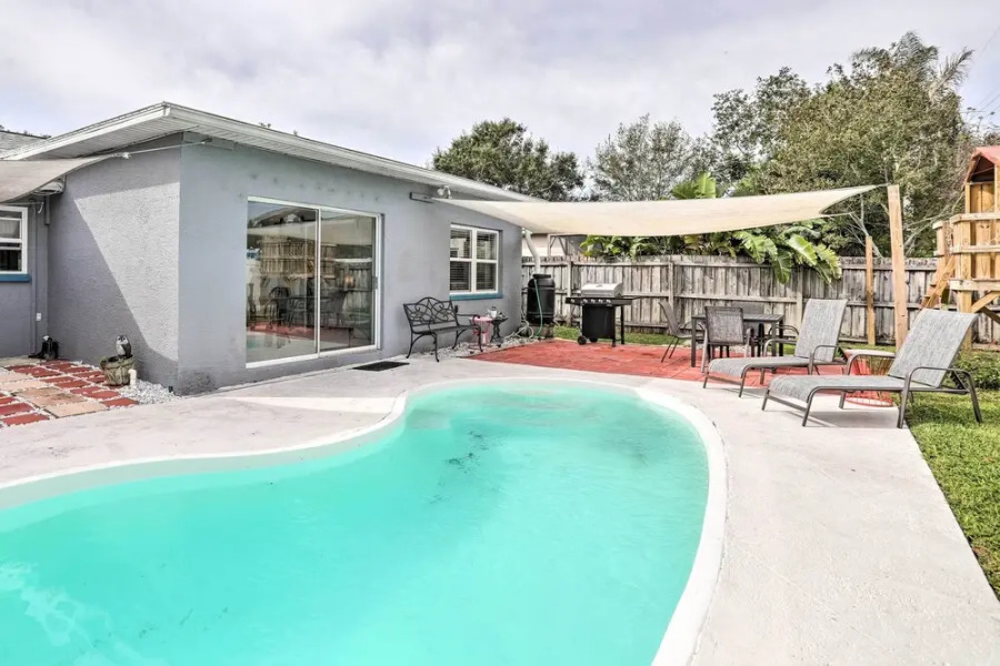 Sun-kissed Largo Escape: Private Pool & Patio