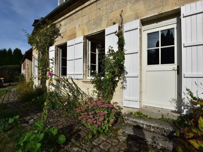 Modern Mansion in Machemont with Private Garden