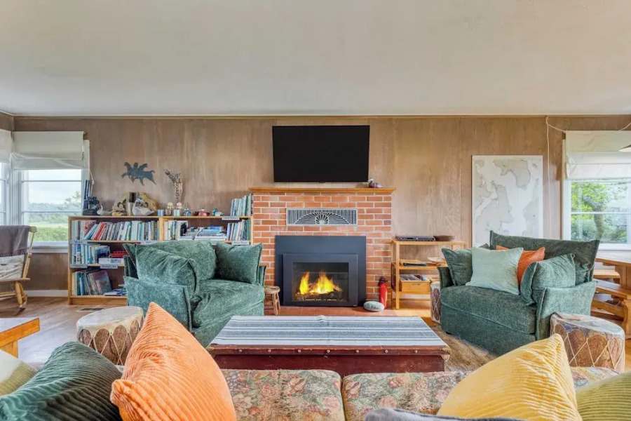 Maxwelton Aerie Bluffside Retreat w/ Sweeping Puget Sound Views + Firepit