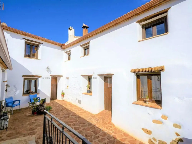 Rustic Mountain Stay, Laroya