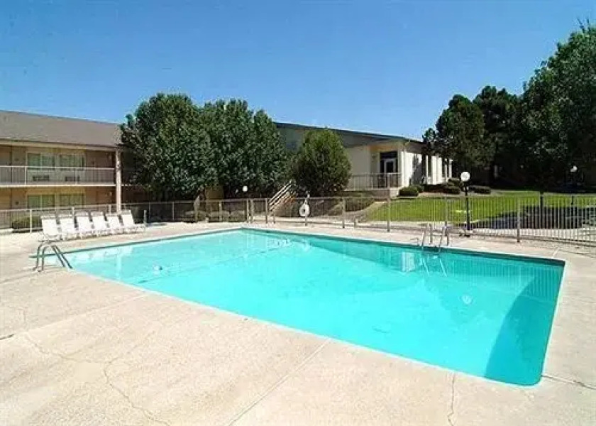 Amberly Courtyard Inn And Suites