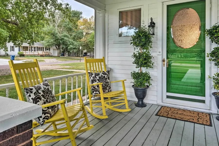 Dtwn Stunning Spirit Lake Escape - Walk to Shore!