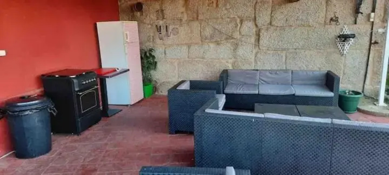 Alojamiento Entero Con Piscina Y Jardin.