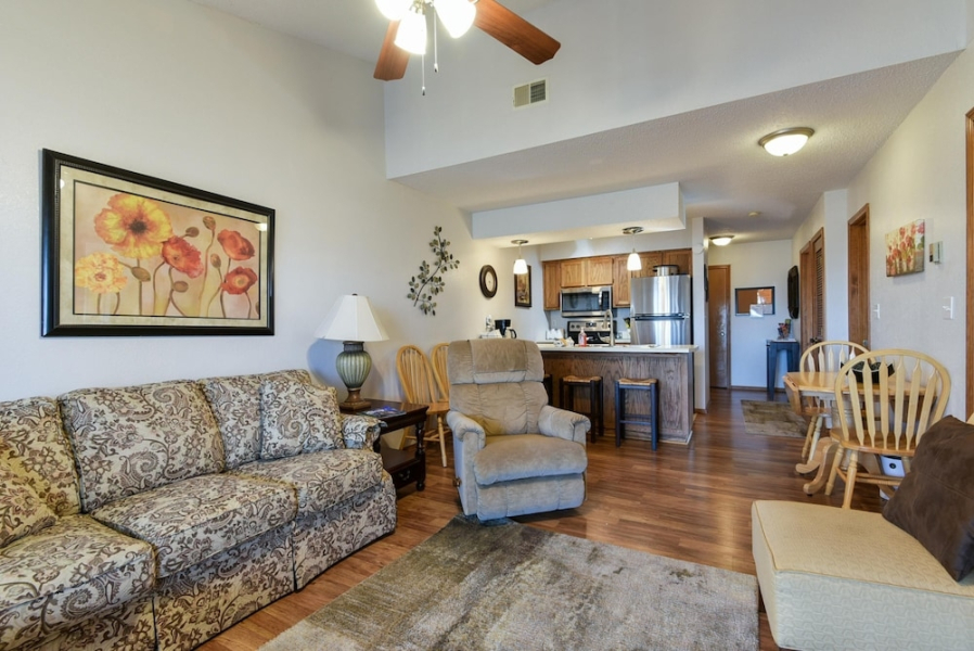 Divine 9 Condo - Resort Amenities - Fishing Lake - Hiking Trails - So Comfy!!