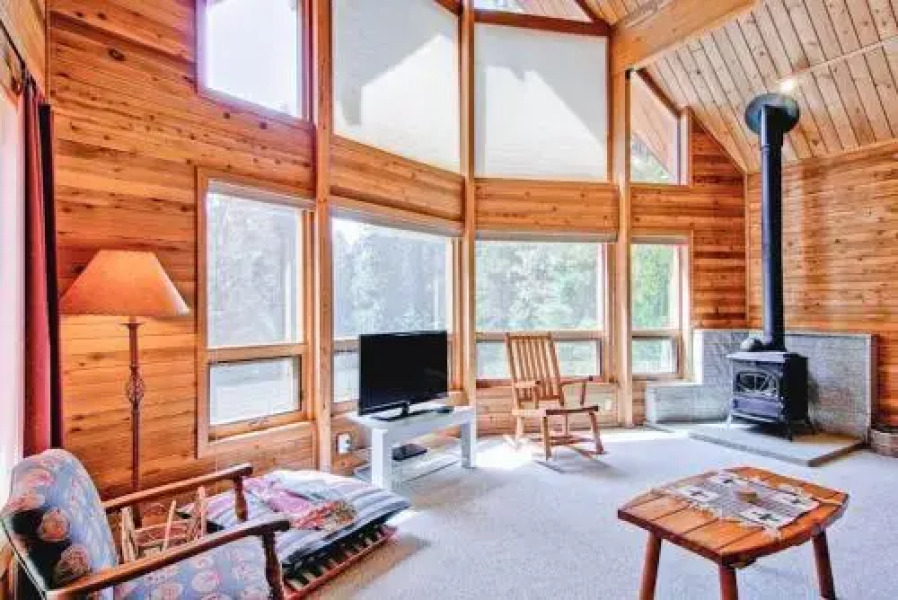 Red Fox Retreat - 2BR/2BA Tri-Level Home