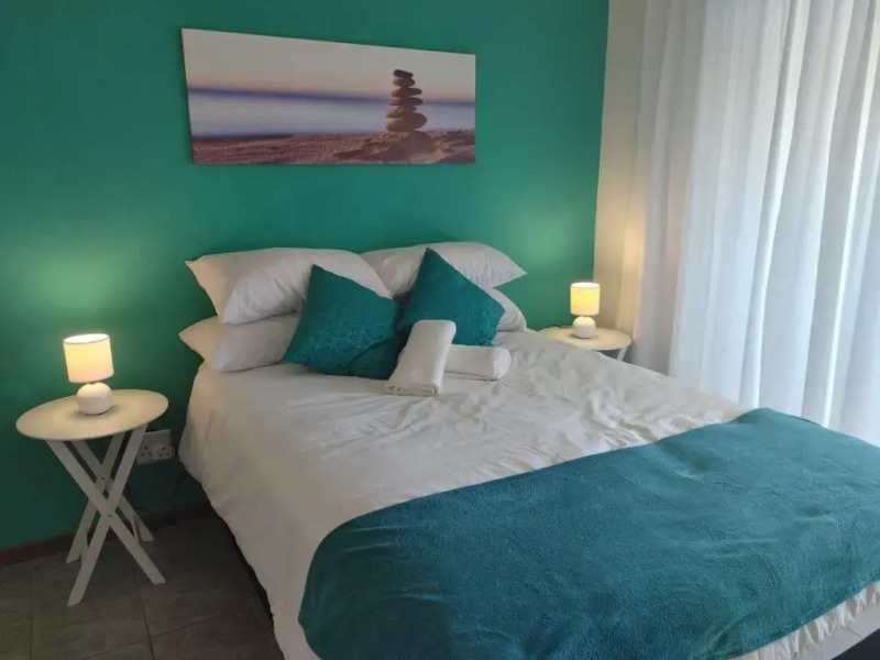 Cheerful 2 bedroom cottage with a communal pool