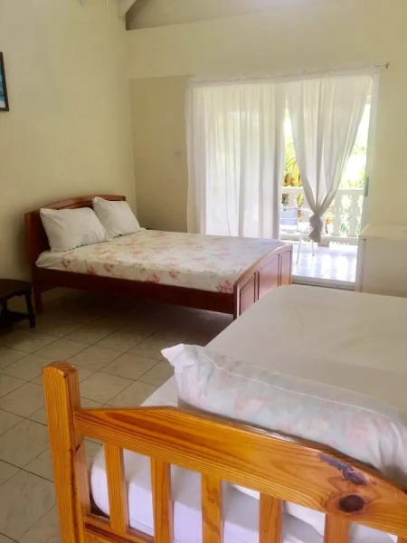 Dennis Hideaway Guesthouse Restaurant