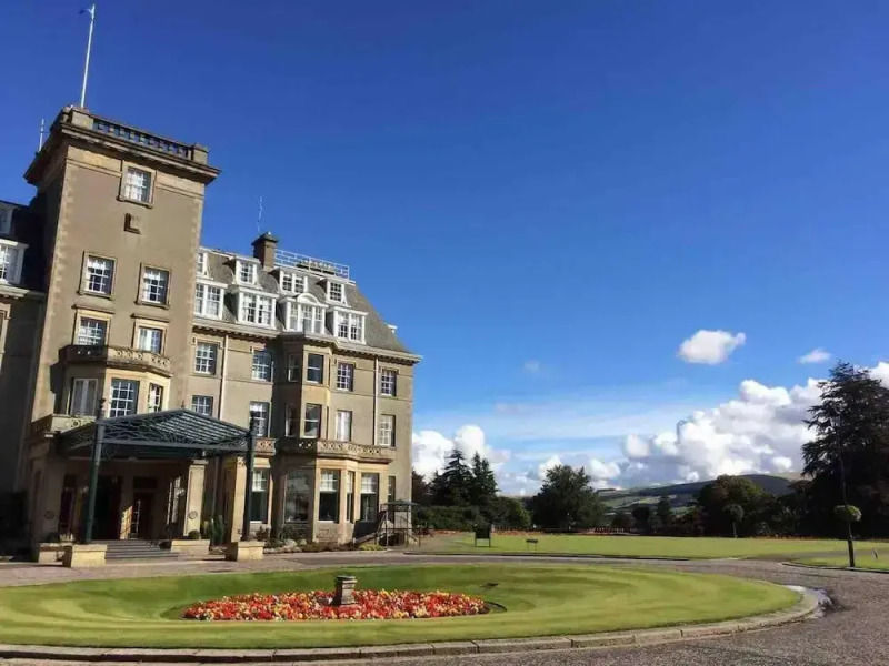 Tasteful top Floor Apartment Next to Gleneagles