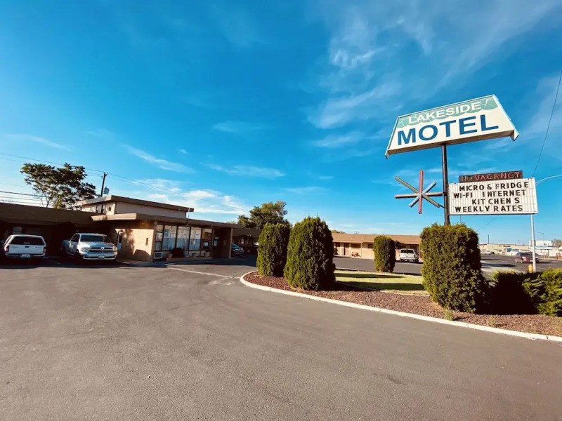 Lakeside Motel