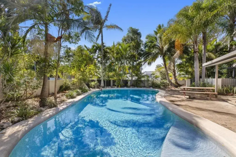 Stylish Townhouse, private courtyard walk to beach