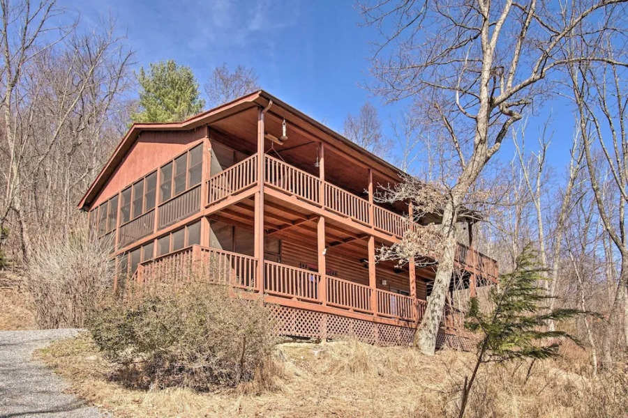 Cabin w/ Decks & Fire Pit Near Lost River!