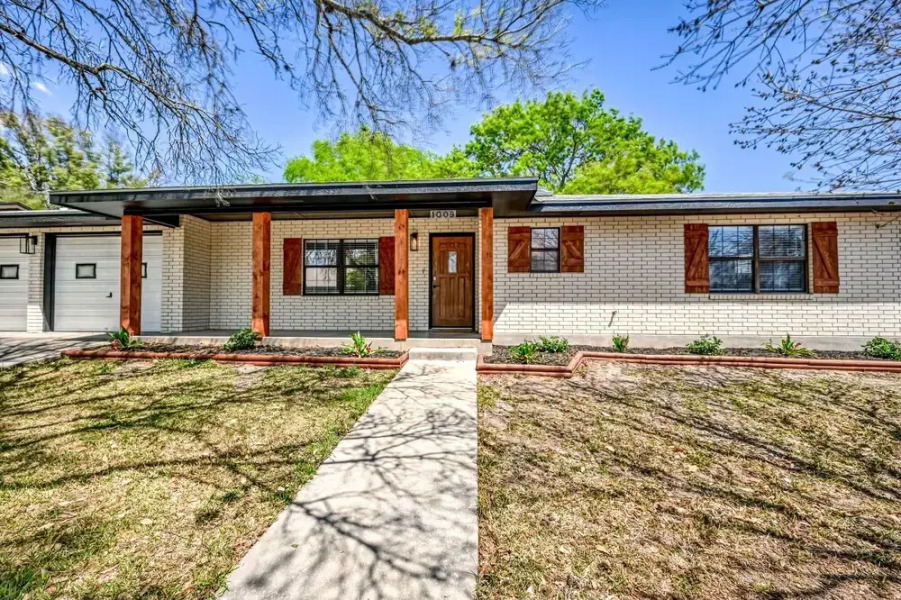 Modern Luxurious Home Near Main W/hot Tub-firepit!