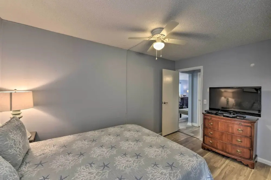 Relaxing Harbor Island Condo: Walk to the Beach!