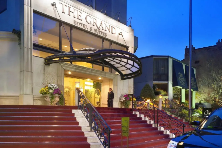 Grand Hotel & Suites