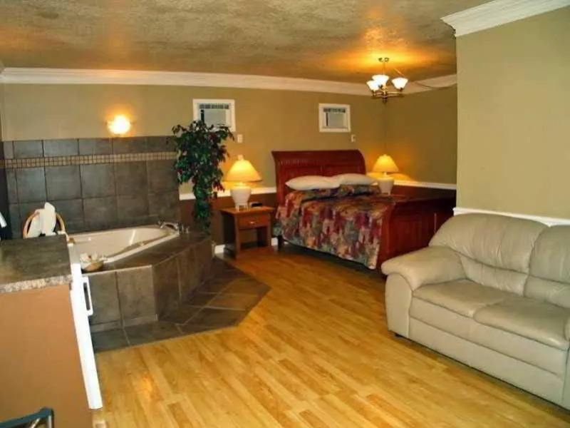 Econo Lodge Inn & Suites