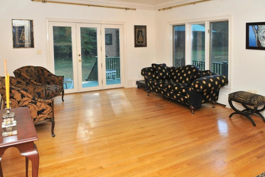 Bass Manor Bed and Breakfast & Art Museum