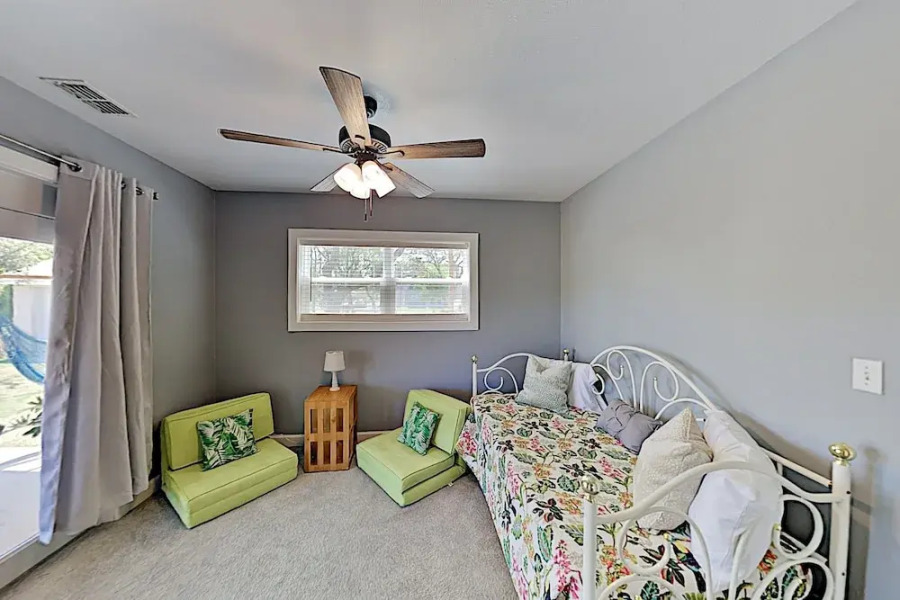 Deluxe Getaway: Big Corner Lot, Great Locale! 3 Bedroom Home