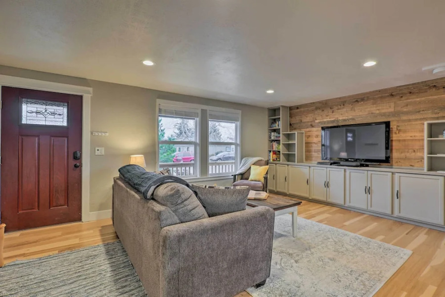 Family-friendly Redmond Getaway: Walk to Dtwn