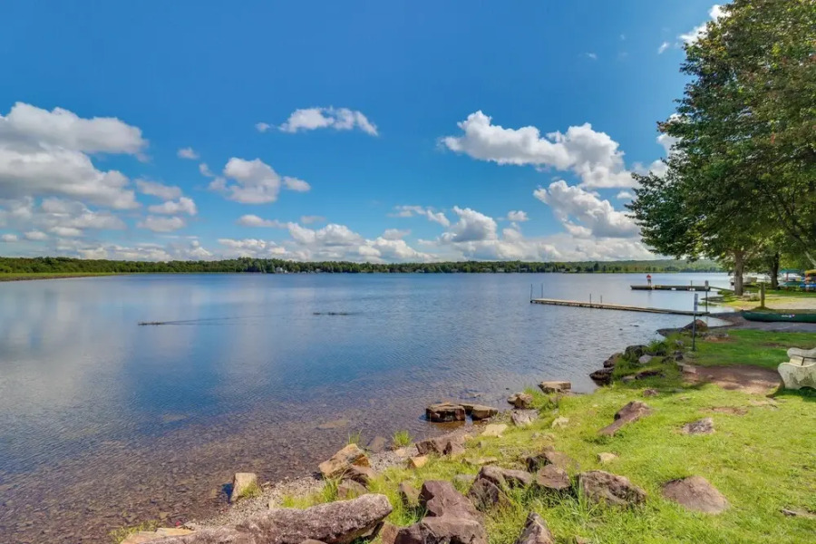Deck, Fire Pit & Pool Access: Pennsylvania Home!