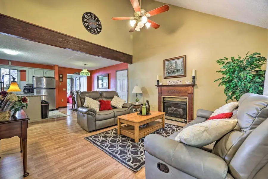 Game Room & Kayaks: Lakefront Poconos Home!