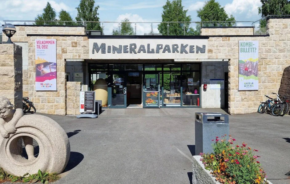 Nice Home in Hornnes With Wifi and 5 Bedrooms