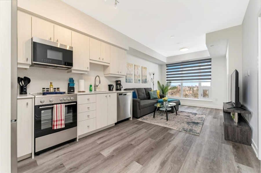 Upscale 1BR Condo - King Bed Private Balcony