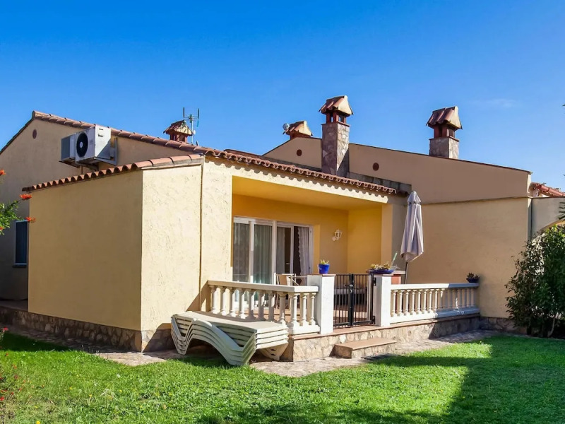 Quaint Holiday Home in Vilacolum With Swimming Pool