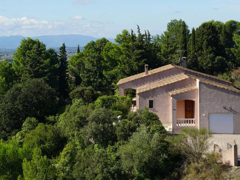 Villa with 3 suites, swimming pool, phenomenal view, walking distance restaurant