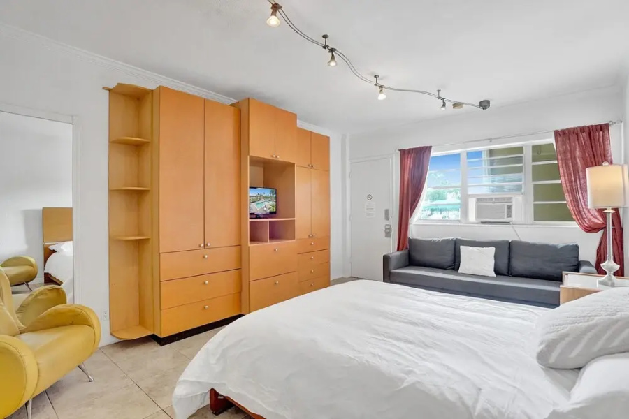 Gorgeous Apartment walking distance to Beach!!