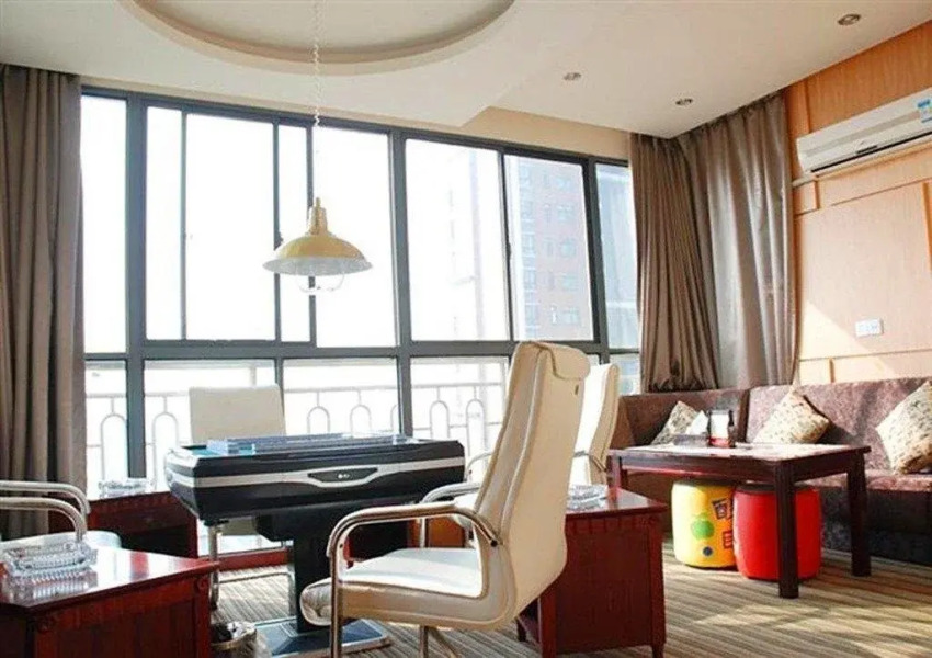 Yue Hotel (Wuhan University of Technology Wenzhi Street Subway Station)