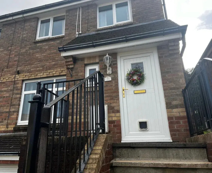 Luxury 4 bed House Sleeps 8, Enjoy in Comfort