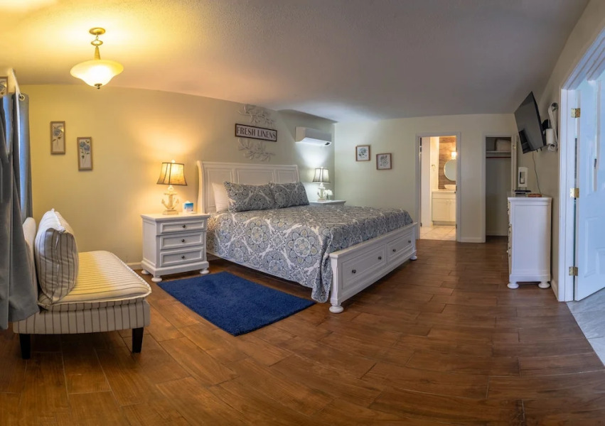 Elegant Suite with Jacuzzi