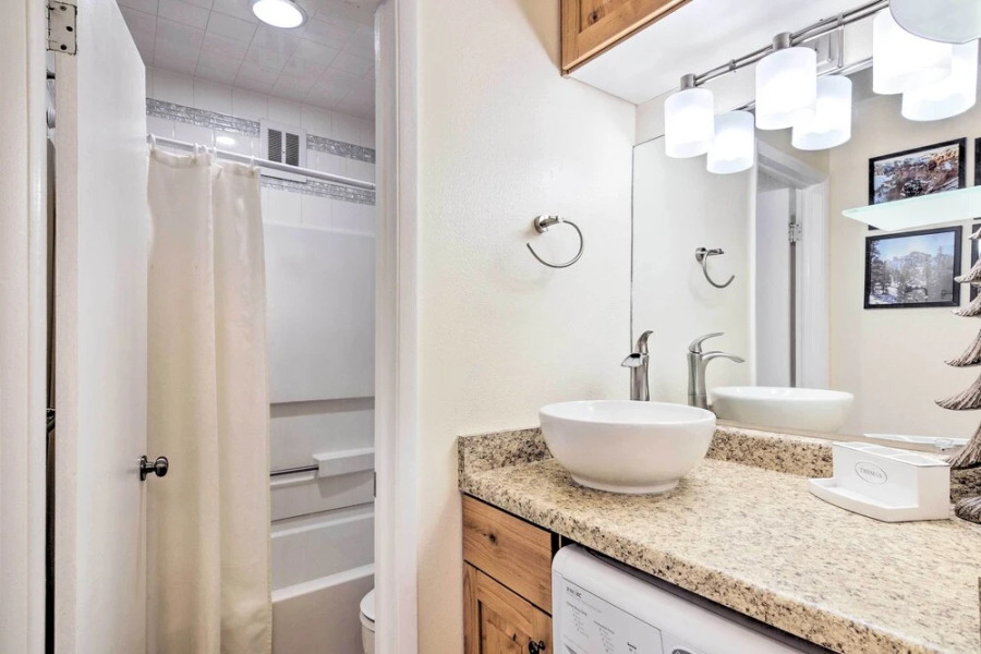 Cozy Studio w/ Fireplace ~ 1 Mi to Ski Resort