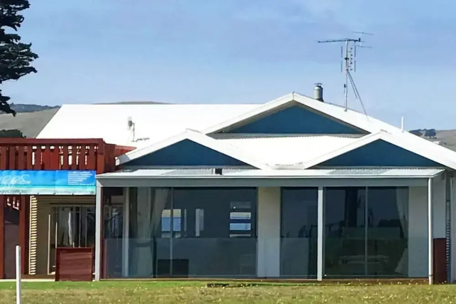 Colours By The Sea Wheelchair Pet-friendly Waterfront Retreat Fireplace Wood Supplied