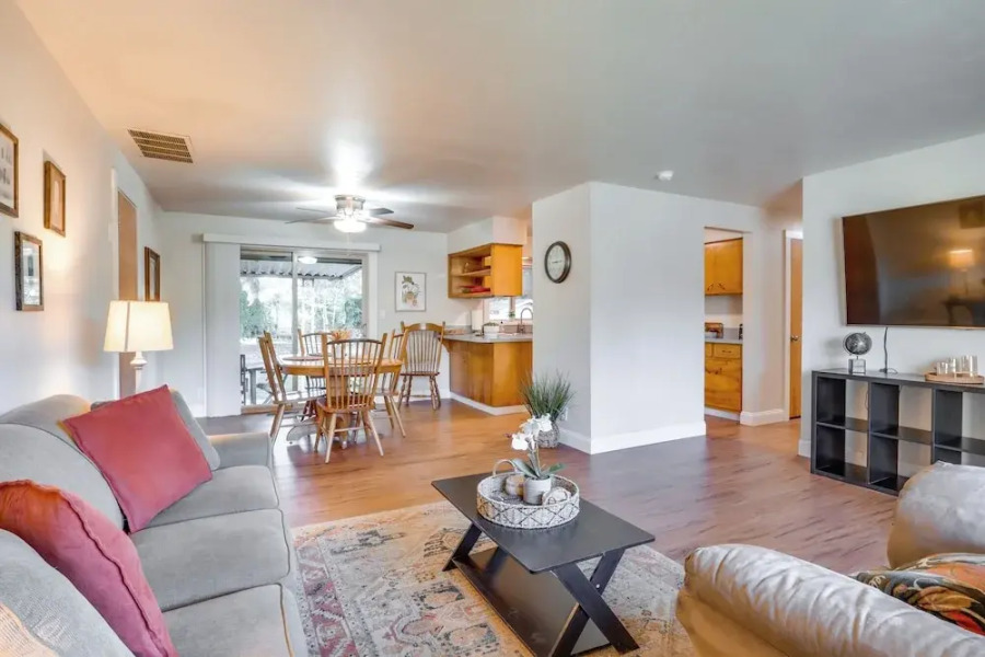 10 Mi to Portland: Greenway Neighborhood Home