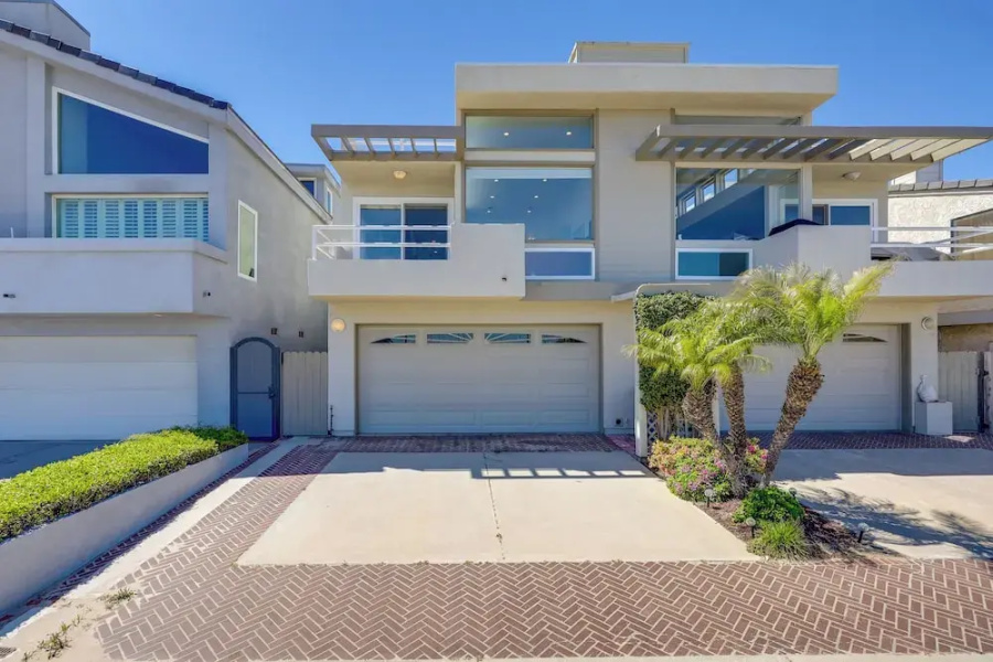 Sleek Oxnard Townhouse w/ Balconies: Walk to Beach