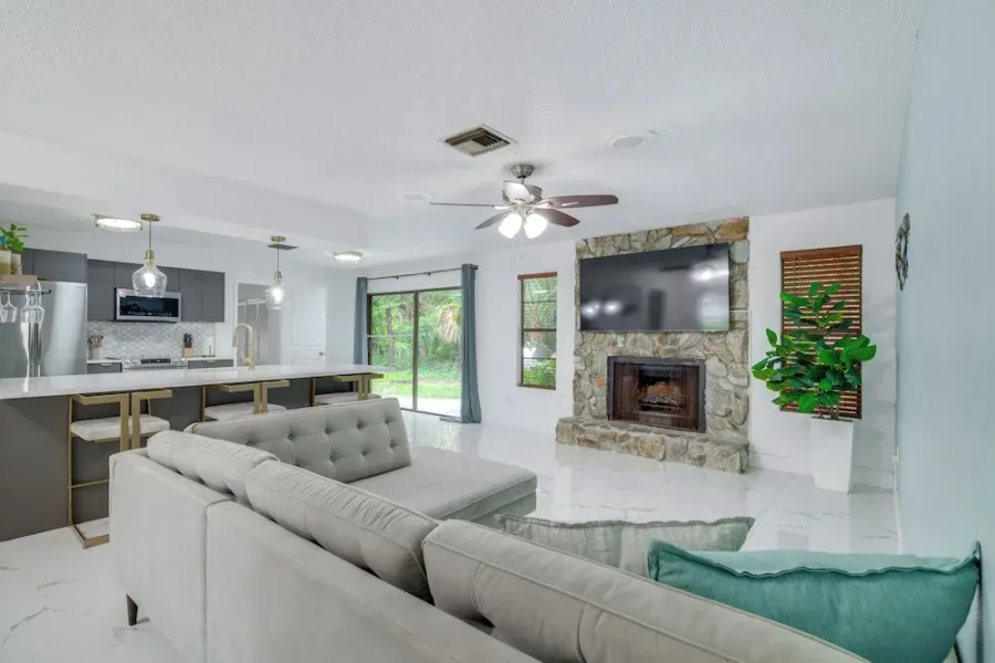 Swim, Hike & Kayak: Crystal River Retreat w/ Yard!