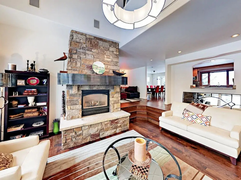 Grand 5,000 Square Foot 4br Mountain 4 Bedroom Home