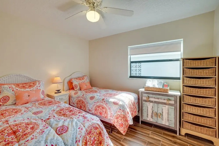 Waterfront Oasis w/ Hot Tub ~ 10 Mi to Dtwn Tampa