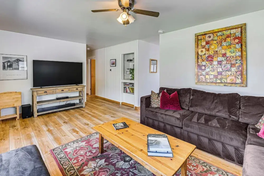 Walk to Flathead Lake: Airy Home w/ Mtn Views!