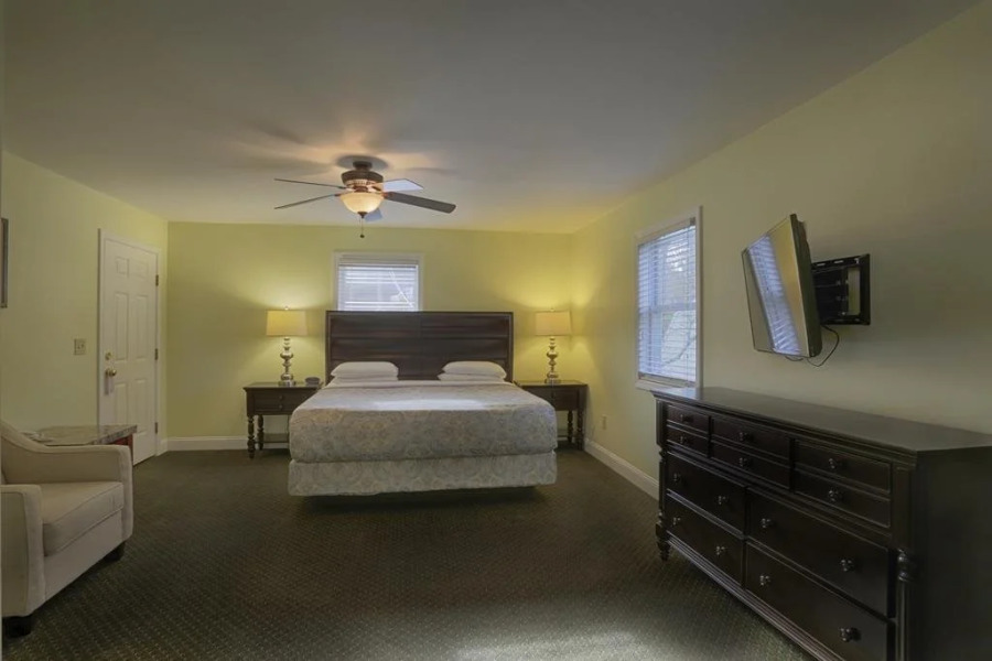 Beach Cove Waterfront Inn