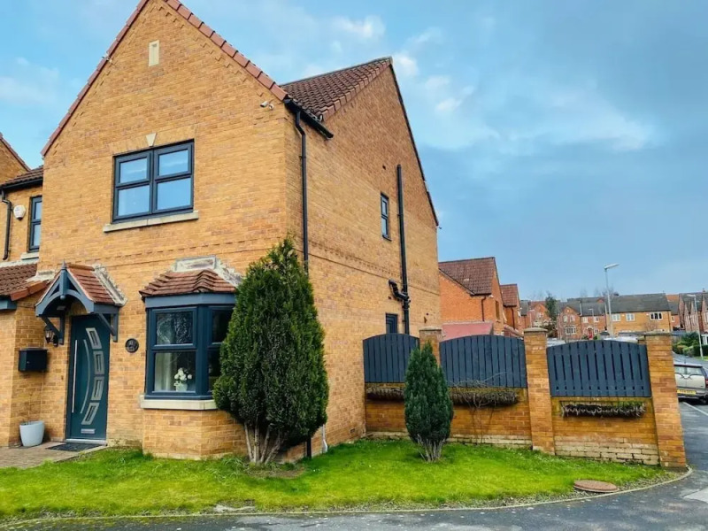 4-bed House With Private Garden in Barnsley!